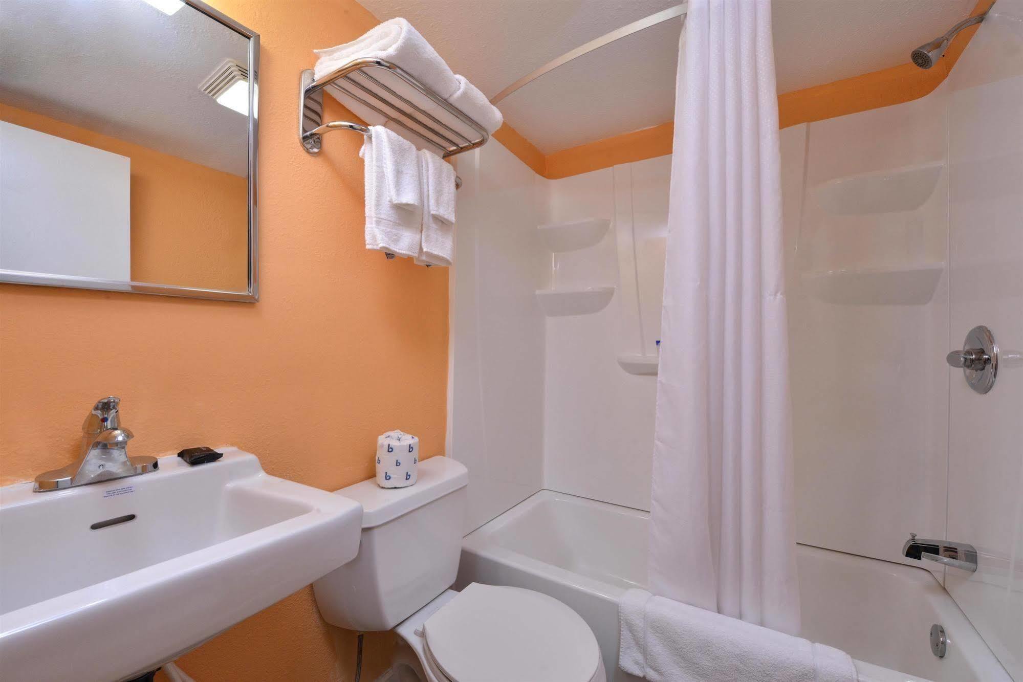 Media Inn&Suites Bagian luar foto